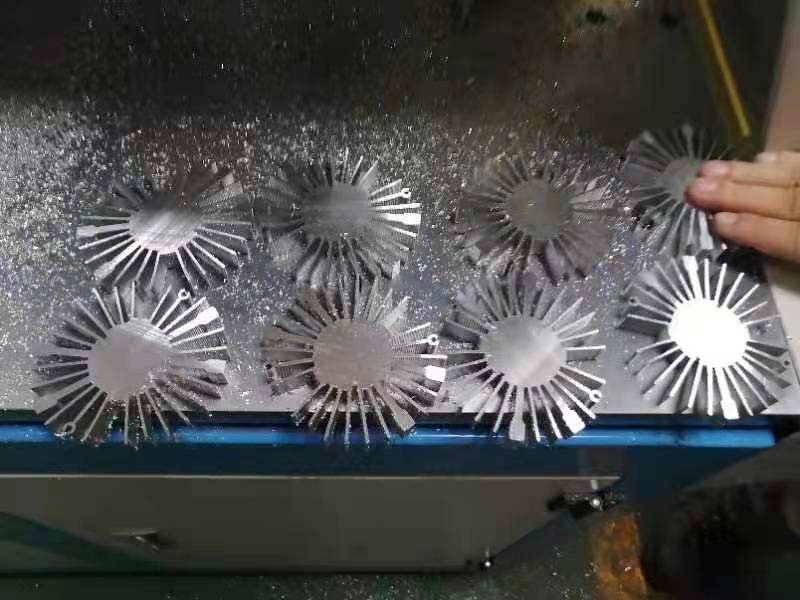 【昆山】用全封闭分离式铝材切割机锯切太阳花，超级满意