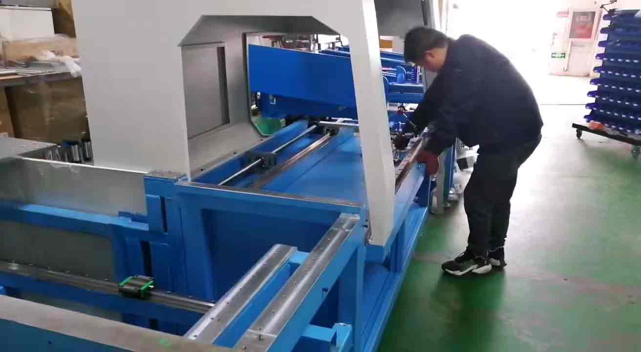 铝型材切割机厂家双德誉库存又告急，车间伙伴认真的样子