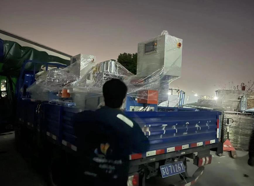 赶到天黑发货，2台铝材切割机设备发货浙江余姚经销商处